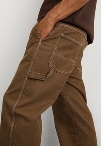Dickies STEVENSVILLE  - Dailidės stiliaus džinsai - mushroom