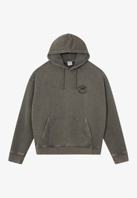 Wyczerpany oliwkowy zielony sweatshirt z kapturem, z kieszonką z przodu i małym czarnym okrągłym logo na lewej piersi, przedstawiającym drzewo i tekst.