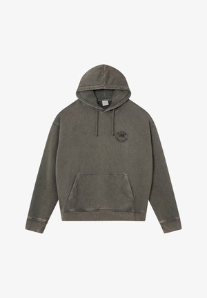 Fakó olívazöld kapucnis pulóver, elülső zsebbel és bal mellen található kis fekete kör alakú logóval, amelyen egy fa és szöveg látható.