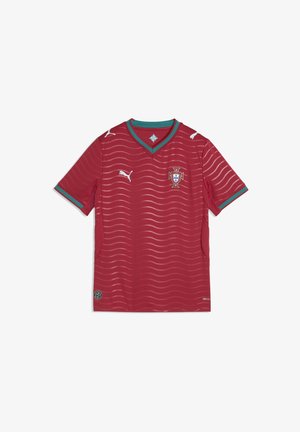 Crvena nogometna majica s V-izrezom i kratkim rukavima. Ima suptilne valovite uzorke, tirkizne naglaske i logo Portugala na prsima.