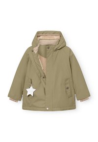 Manteau isolé vert olive avec une capuche, doublure beige, poches latérales et une étiquette en forme d'étoile. Dispose de fermetures à pression et de manches raglan.