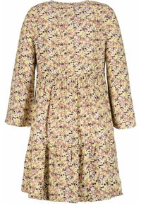Šaty s květinovým potiskem, dlouhými rukávy, s nabíraným pasem, do délky po kolena, v odstínech žluté, růžové a černé na světlém pozadí.