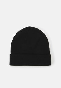 Gorro beanie negro hecho de tela de punto, con un dobladillo en la parte inferior y una corona sin costuras. Textura suave sin patrones ni acentos adicionales.