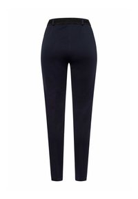 Marineblaue Hosen mit einem strukturierten schwarzen Bund, tailliertem Design und schlanker Silhouette. Glattes Material, keine sichtbaren Taschen oder Verzierungen.