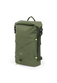 Zelený ruksak s rolovacou vrchnou časťou vyrobený z odolného materiálu, s dizajnom bungee šnúrky, nastaviteľným popruhom a logom na dne.