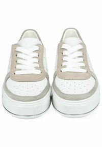 Weiße Sneakers mit grauen Wildlederakzenten, runder Zehenpartie, perforiertem Design, flachen weißen Schnürsenkeln und strukturierten Gummisohlen mit einem schwarzen Streifen.