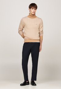 Tommy Hilfiger GIFTING 2 TONE FAIRISLE ROL - Maglione - safari canvas heathered oatmilk