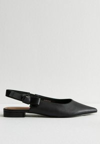 Svart läder slingback flat med spetsig tå, låg klack och en rosettaccent på bakremmen. Slät yta med minimalistisk design.