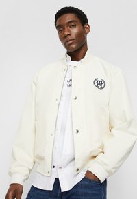 Tommy Hilfiger REVERSIBLE VARSITY JACKET - Bomber Jacket - calico