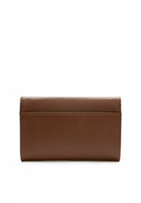 Clutch de cuero texturizado marrón con forma rectangular, que presenta un acabado suave y un sutil patrón en relieve, con detalles de hardware mínimos.