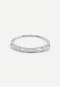 Srebrna bransoletka o zakrzywionym kształcie, z rzędem małych, przezroczystych kamieni wzdłuż powierzchni, które nadają jej teksturalny blask.