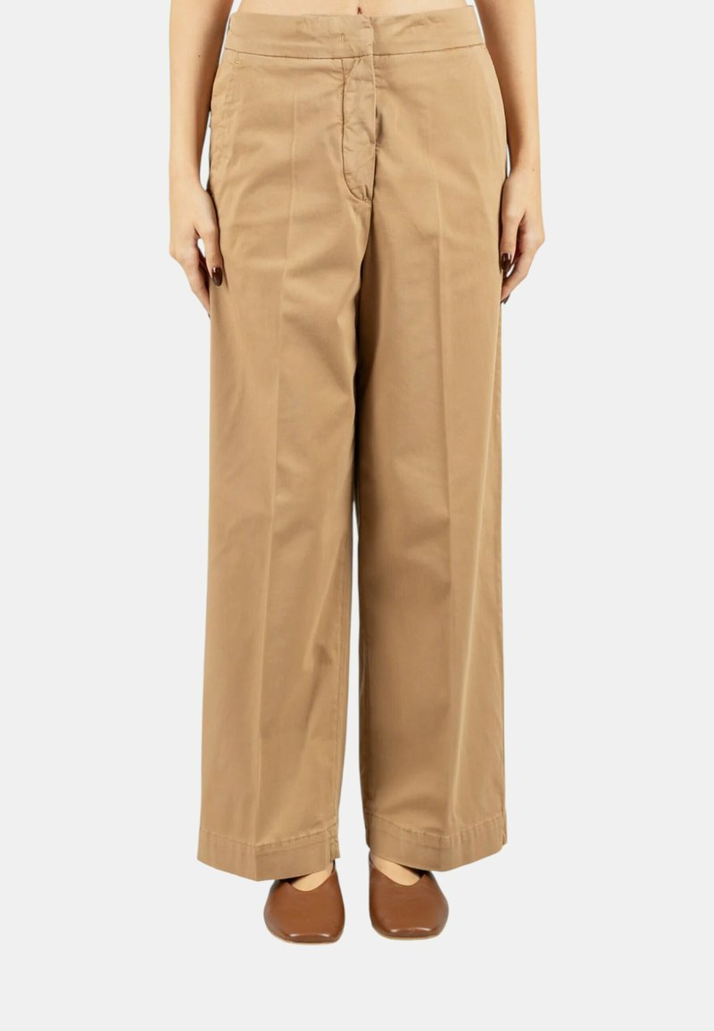 Pantaloni beige a gamba larga con una texture liscia, dotati di chiusura frontale con cerniera e bottone, tasche laterali e orlo risvoltato.