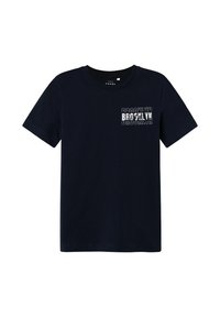 Camiseta de algodón azul marino con cuello redondo y mangas cortas, con un gráfico blanco de "BROOKLYN" en la parte superior izquierda.