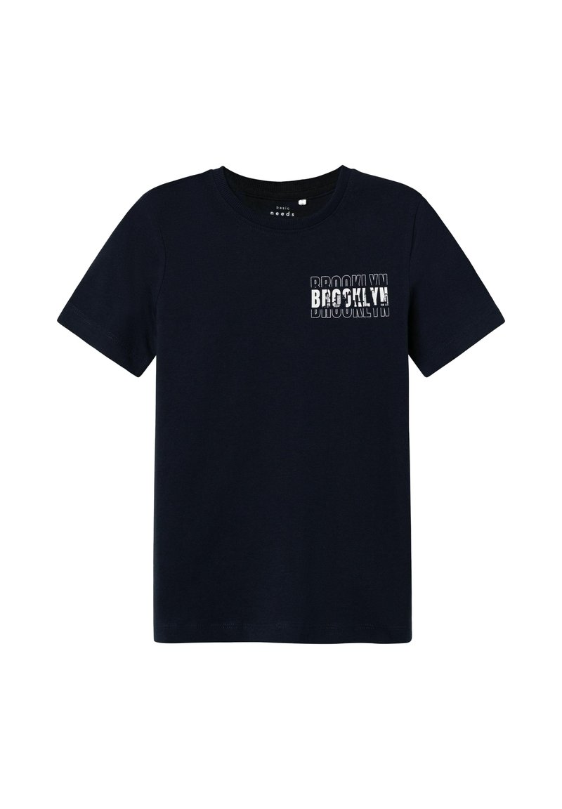 Camiseta de algodón azul marino con cuello redondo y mangas cortas, con un gráfico blanco de "BROOKLYN" en la parte superior izquierda.