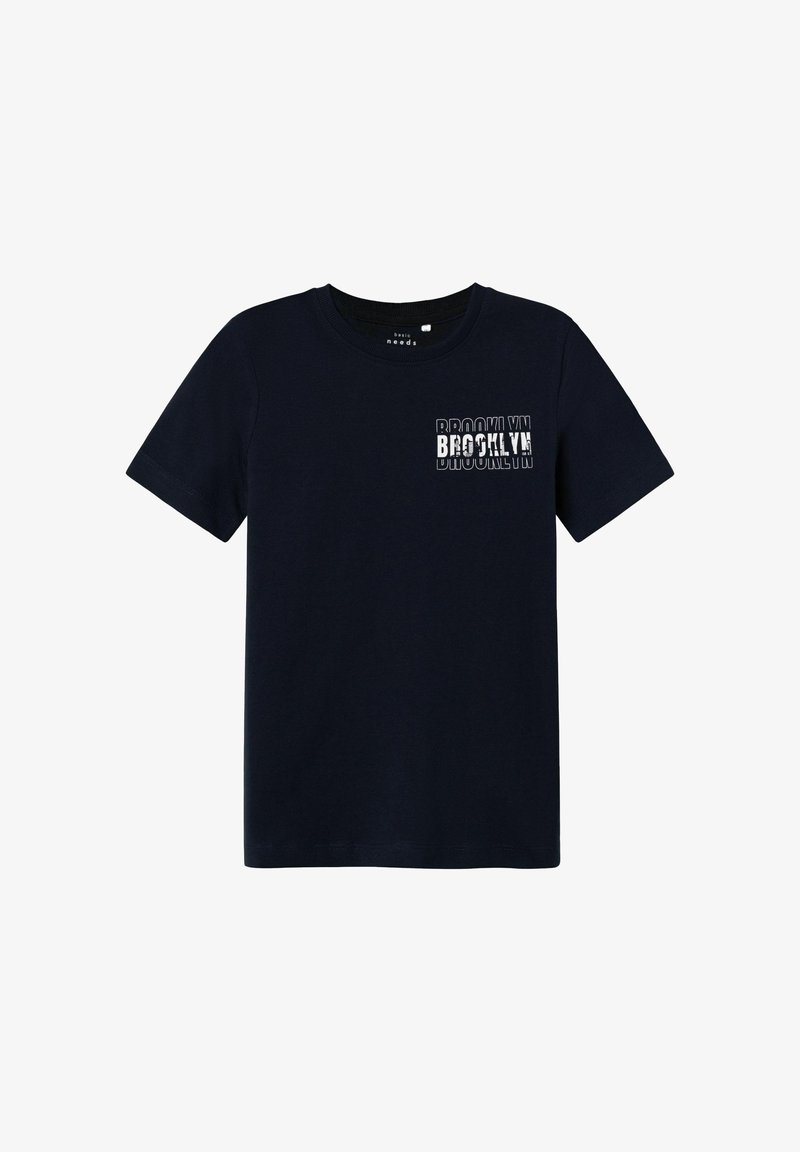 Camiseta de algodón azul marino con cuello redondo y mangas cortas, con un gráfico blanco de "BROOKLYN" en la parte superior izquierda.
