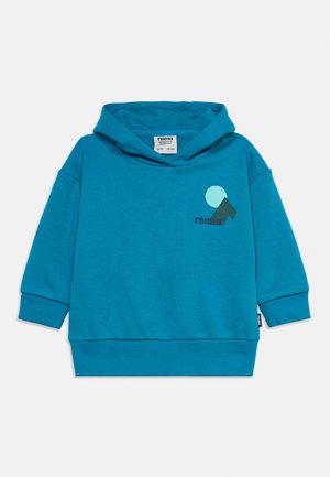 Sweat à capuche bleu en taille tout-petit, manches longues et petit logo géométrique sur la poitrine.