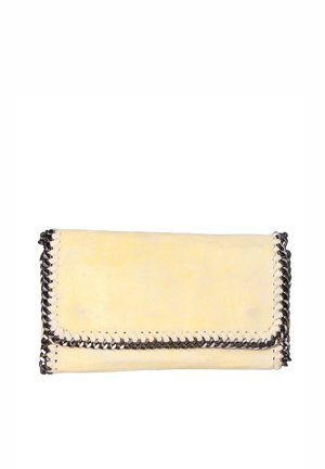Geel suède clutch-portemonnee met zwarte kettingsteekdetails, rechthoekige vorm en een gladde textuur, met een flap-over ontwerp.
