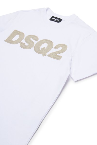 T-shirt bianco in cotone con grande logo ricamato "DSQ2" beige sul davanti. Collo a giro classico e maniche corte.