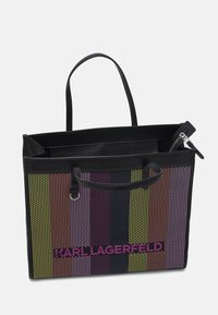 Bolso tote negro con un vibrante diseño perforado en franjas de púrpura, rosa, amarillo y verde. Incluye asas dobles y un bolsillo con cremallera.