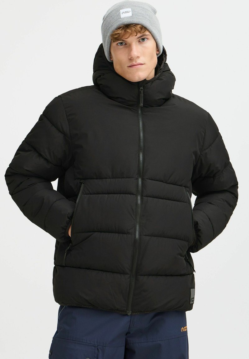 Jachetă puffer neagră cu guler înalt, închidere cu fermoar și două buzunare laterale, având un design matlasat și o textură netedă.
