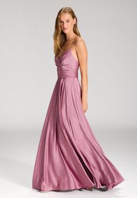 Langes Lavendelkleid aus Satin mit gefüttertem Oberteil, drapierten Details und Spaghettiträgern, das einen fließenden Rock hat, der bis zum Boden reicht.