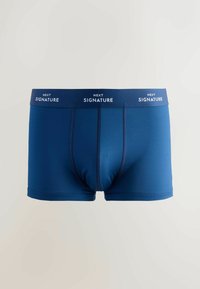 Tmavě modré boxerky s elastickým pasem s nápisem "NEXT SIGNATURE", hladkým povrchem a přiléhavým střihem.