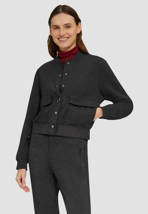 Donkergrijze cropped sweatshirt van zachte stof, met een hoge halslijn, drukknoopjes en twee voorzakken.