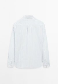 Camicia a maniche lunghe a righe azzurre con colletto button-down, che presenta strisce chiare a contrasto e polsini con bottoni.