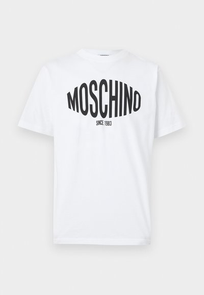 Λευκό βαμβακερό μπλουζάκι με μαύρο τύπωμα που αναγράφει "MOSCHINO" με έντονα γράμματα, και από κάτω "SINCE 1983", με σχέδιο λαιμόκοψης crew neck.