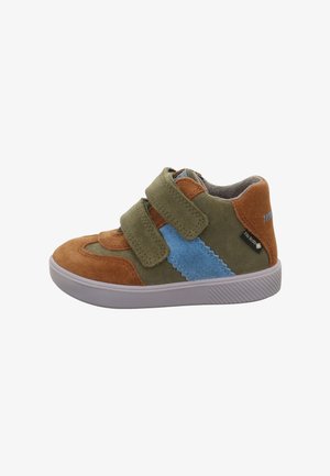 Velcro-Sneaker aus braunem Wildleder, grünem Stoff und einem blauen Stoffstreifen. Weiße Gummisohle mit strukturiertem Design. Kurze Knöchelhöhe.