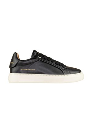 Sneakers in pelle nera con una finitura liscia, dotati di una suola in gomma bianca, lacci neri e dettagli del logo dorati. Vista laterale mostrata.