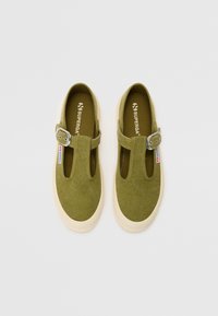 Λαδί καμβά παπούτσια με σχέδιο T-strap, ρυθμιζόμενο κούμπωμα και κρέμα λαστιχένιες σόλες. Διαθέτουν λογότυπο στο εσωτερικό.