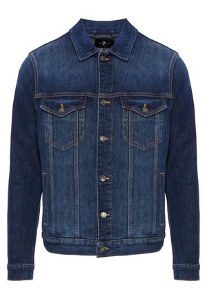 Giacca di jeans di colore blu scuro con design classico. Presenta una chiusura frontale con bottoni, due tasche sul petto e cuciture gialle a contrasto.