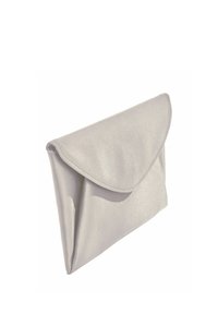 Pochette en satin gris clair avec rabat triangulaire plié et texture douce légèrement brillante sur fond blanc.