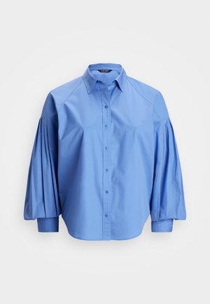 Cămașă albastru deschis, dintr-un amestec de bumbac, cu mâneci raglan și plisse, guler clasic și tiv curbat.