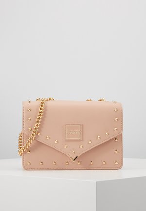 Handtasche aus rosafarbenem Kunstleder mit goldenen Nieten, Kettenriemen und einem Logoemblem. Mit Klappverschluss und rechteckiger Form.