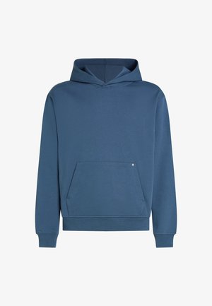 Modra bombažna kapa z sprednjim žepom, kapuco s vrvico in rebrastimi manšetami. Gladka tekstura in sproščen kroj.