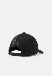 Fekete hálós baseball sapka állítható snapback záródással, ívelt napellenzővel és szellőző panelek a légáteresztőség érdekében.