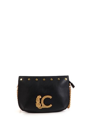 Bolso de mano de cuero negro con correa de cadena color oro, tachuelas doradas y un adorno con el logo "C" en patrón de leopardo. Textura lisa, forma rectangular.