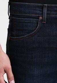 Wrangler SBORO - Calças de ganga de perna direita - el camino