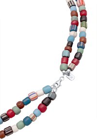 Erksed helmestest kaelakee, mis sisaldab erinevaid ümmarguseid ja ruudukujulisi helmeid punastes, sinistes, rohelistes ja mustades tooni, koos hõbedase lukuga ja talismaniga.