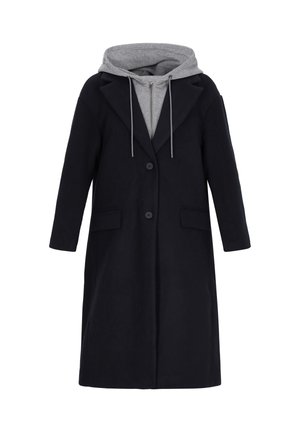 Tamsiai mėlynas ilgas paltas su pritaikytu dizainu, kuriame iš apykaklės kyšo pilkas gobtuvas, turi dvi priekinės kišenes ir mygtukų užsegimą.