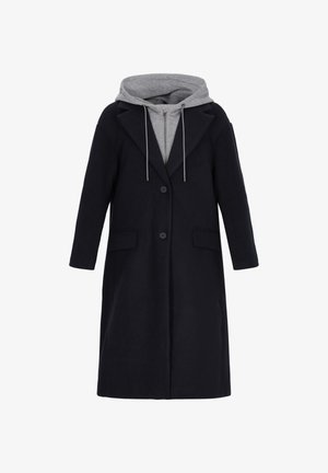 Cappotto lungo navy con un design su misura, caratterizzato da una felpa grigia che spunta dal colletto, due tasche anteriori e chiusura a bottoni.