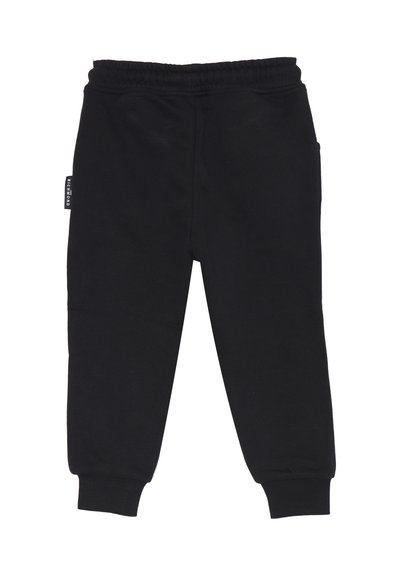 Pantaloni sportivi neri per bambini con cintura elastica e polsini, dotati di un piccolo etichetta nera del marchio sul lato sinistro.