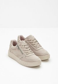 Sneaker in suede beige con una finitura testurizzata, dotate di una zip decorativa e chiusura con lacci. La suola in gomma è rigata per garantire aderenza e stabilità.