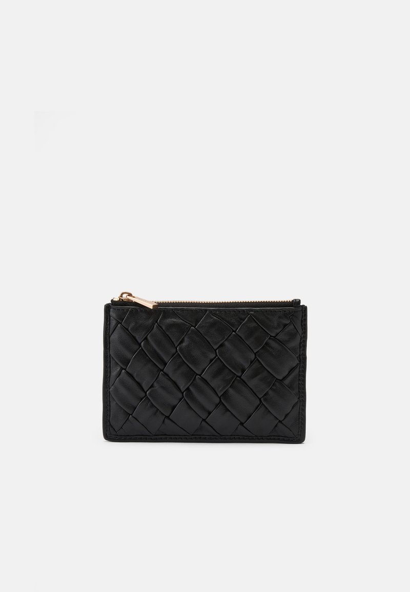 Portefeuille noir en cuir avec une surface tressée, de forme rectangulaire, et une fermeture éclair dorée. Présente un motif texturé pour une prise en main et un style.