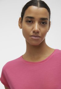Vero Moda VMAVA PLAIN - T-shirts - raspberry sorbet