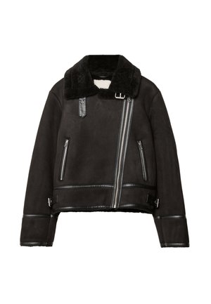 Schwarze Schaffelljacke mit breitem Kragen, asymmetrischem Reißverschluss, zwei Fronttaschen und Lederakzenten am Saum und an den Bündchen.