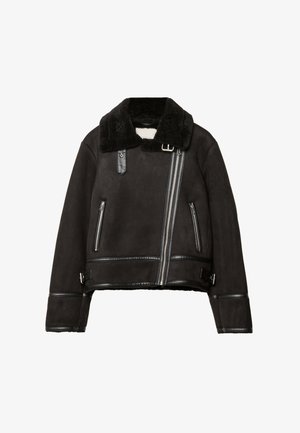 Schwarze Schaffelljacke mit breitem Kragen, asymmetrischem Reißverschluss, zwei Fronttaschen und Lederakzenten am Saum und an den Bündchen.