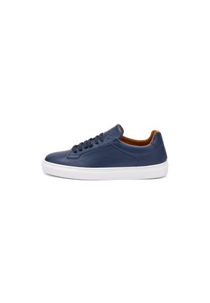 Sneaker basso in pelle blu navy con suola in gomma bianca e colletto imbottito marrone, visto di lato su sfondo bianco.
